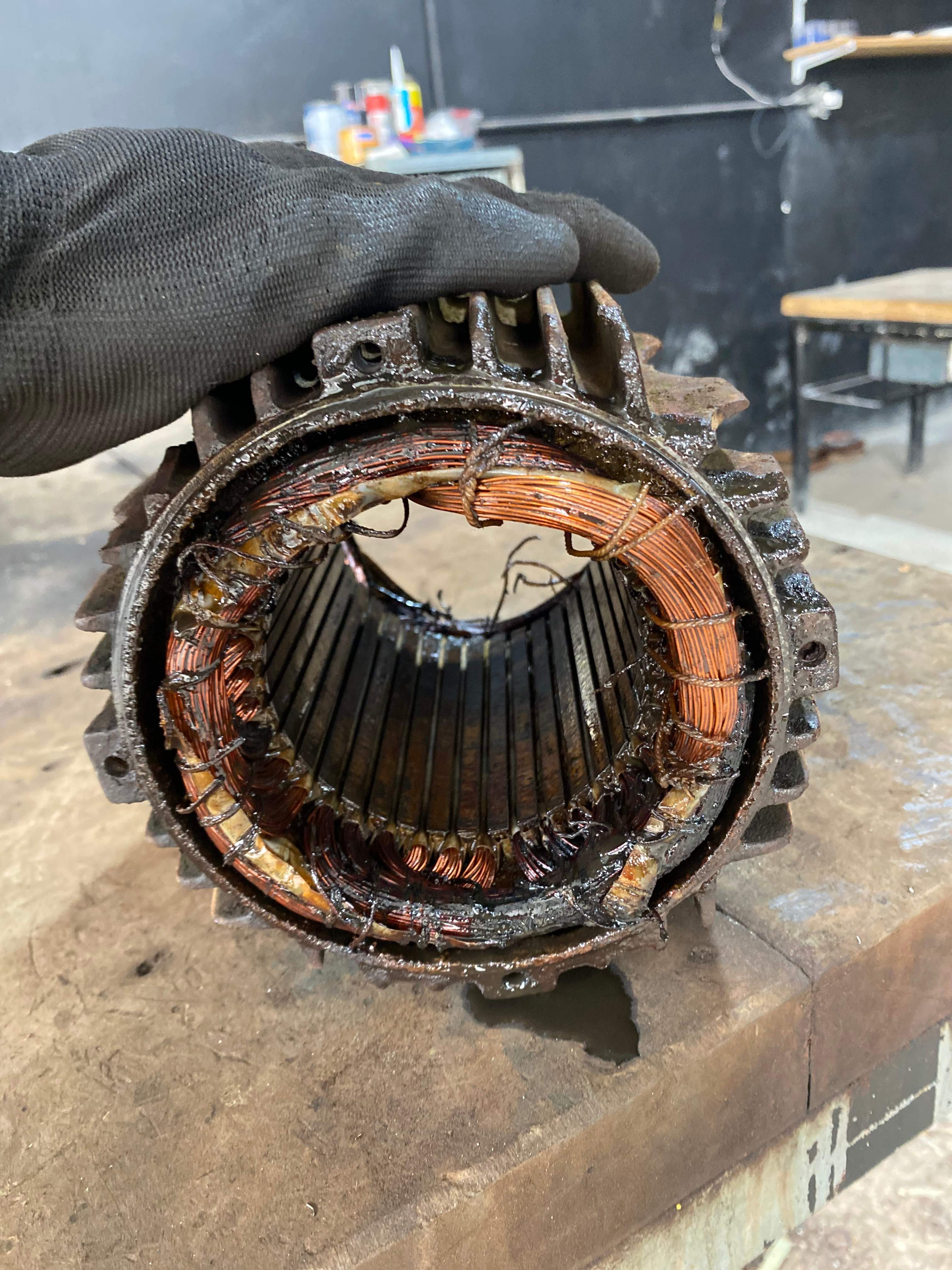 Motor sendo rebobinado